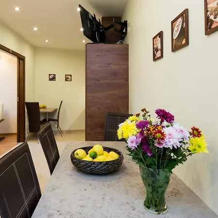 Vanilla 1, 2bdr 2bth 5min To Main Square